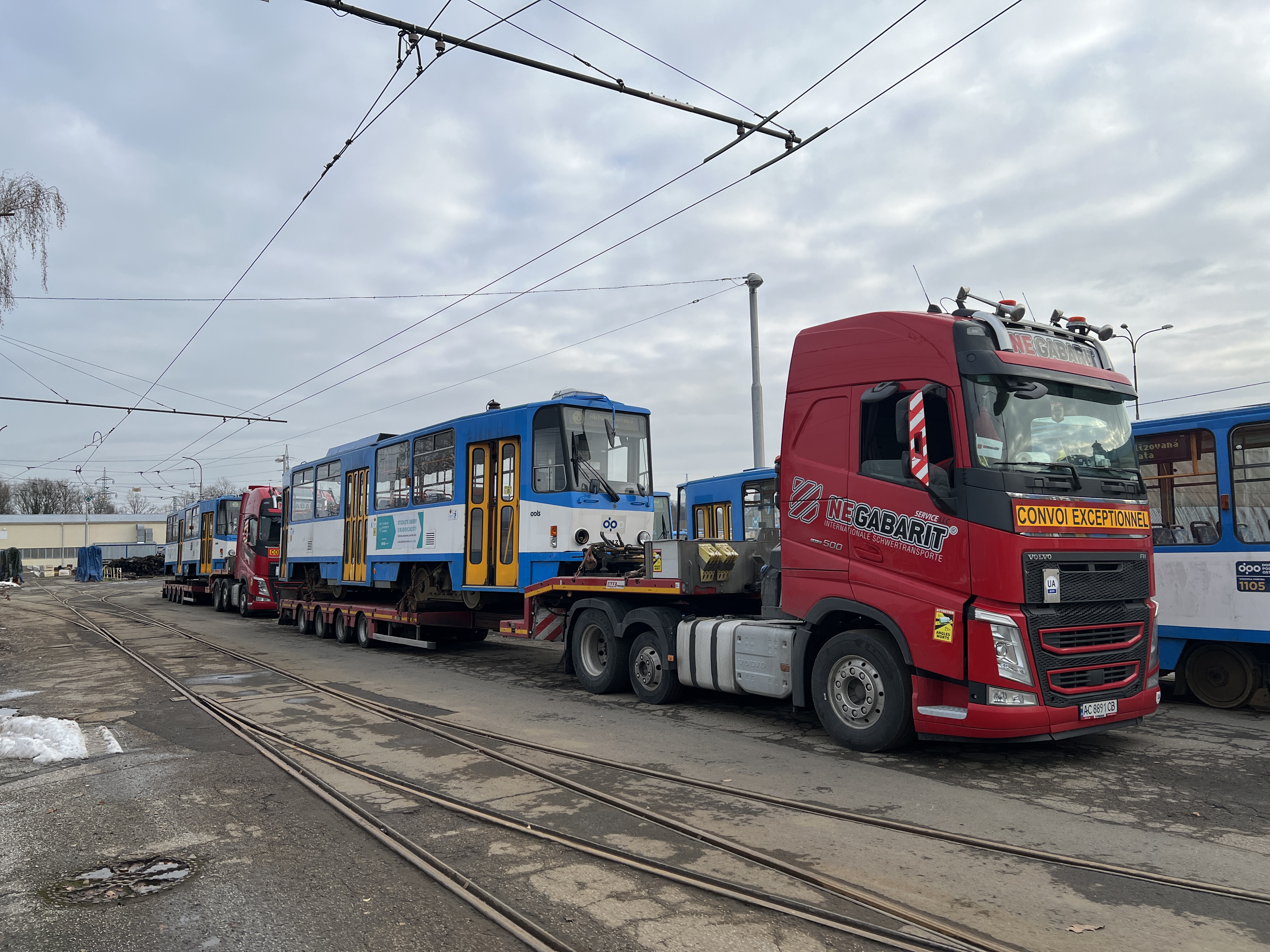 Nakládka tramvají pro ukrajinský Konotop. Foto: DPO